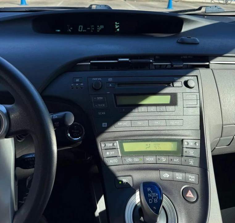 2011 Toyota Prius - Image 6 of 8