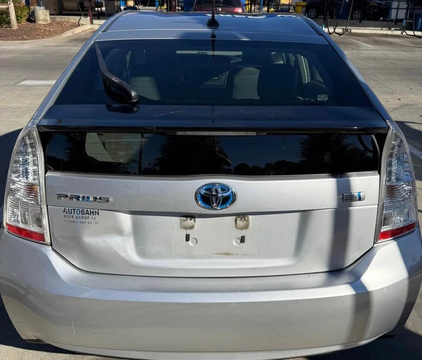 2011 Toyota Prius - Image 3 of 8