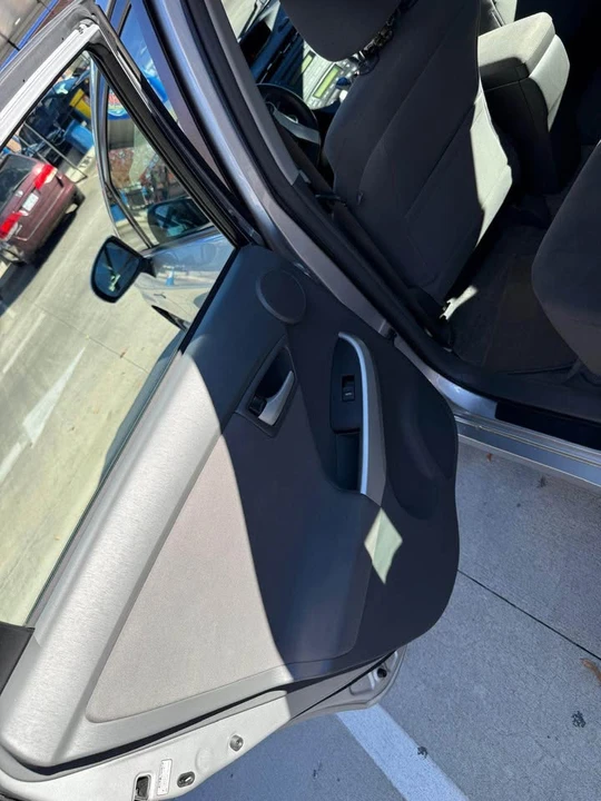 2011 Toyota Prius - Image 7 of 8
