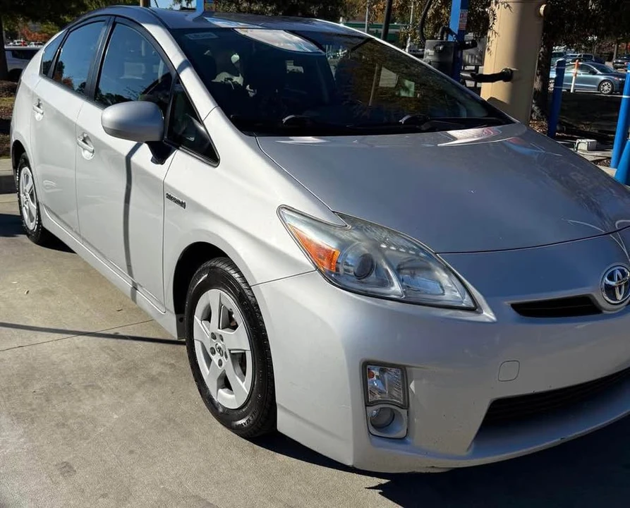 2011 Toyota Prius - Image 2 of 8