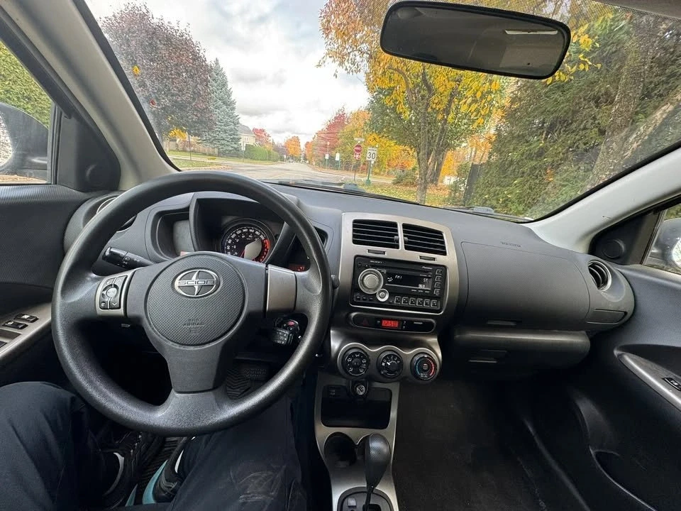 2011 Toyota Yaris - Image 6 of 8