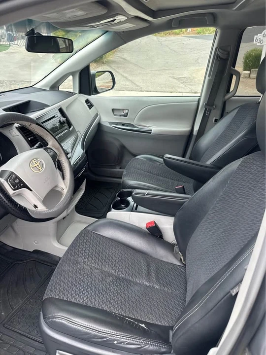 2011 Toyota Sienna 3rd Gen - Image 5 of 8