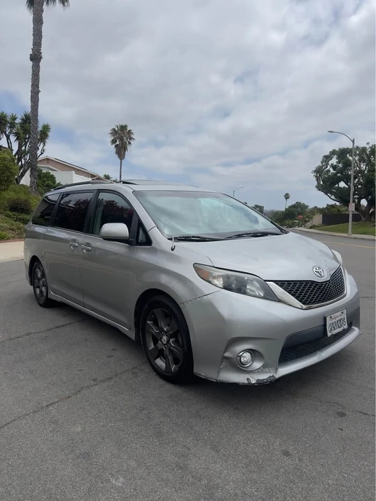 2011 Toyota Sienna 3rd Gen - Image 4 of 8