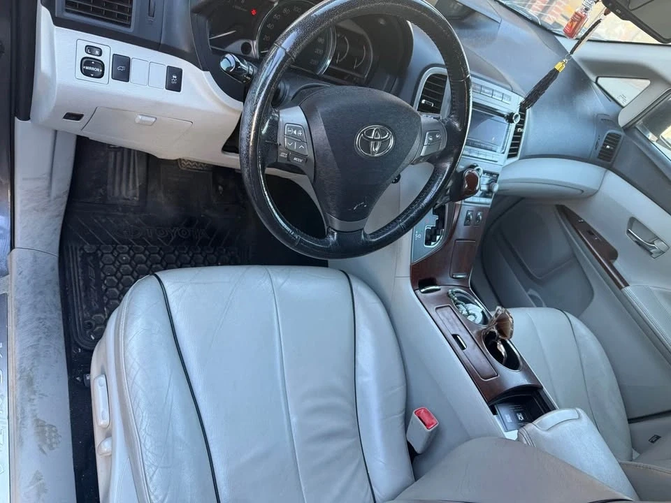 2011 Toyota Venza - Image 2 of 4