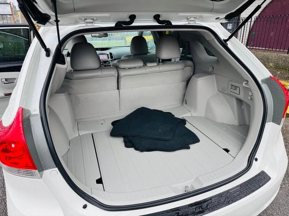 2011 Toyota Venza - Image 16 of 17