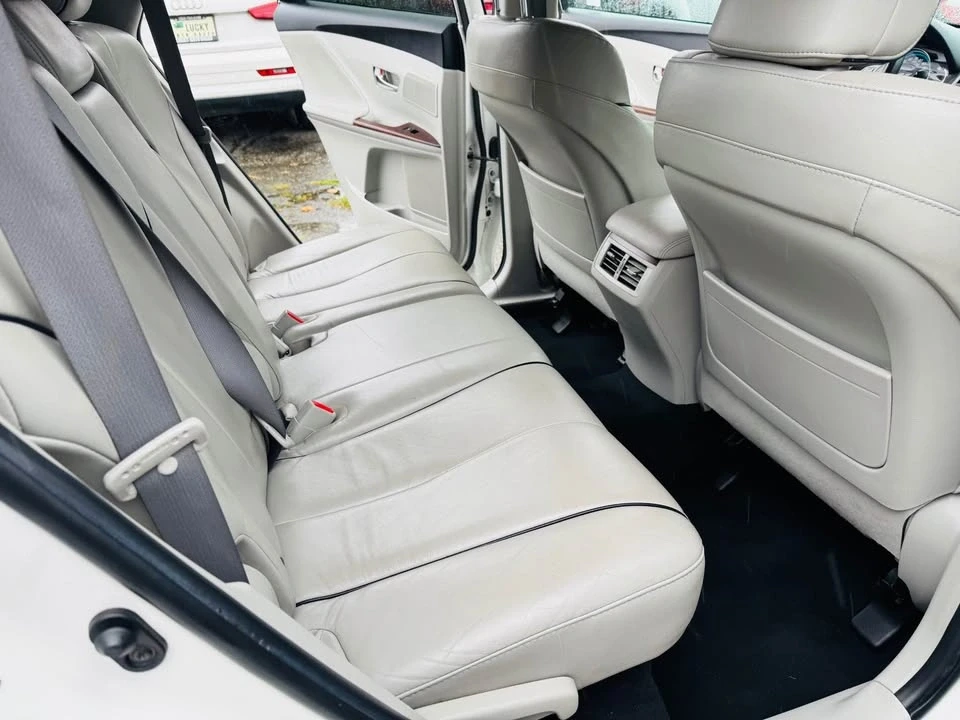 2011 Toyota Venza - Image 12 of 17