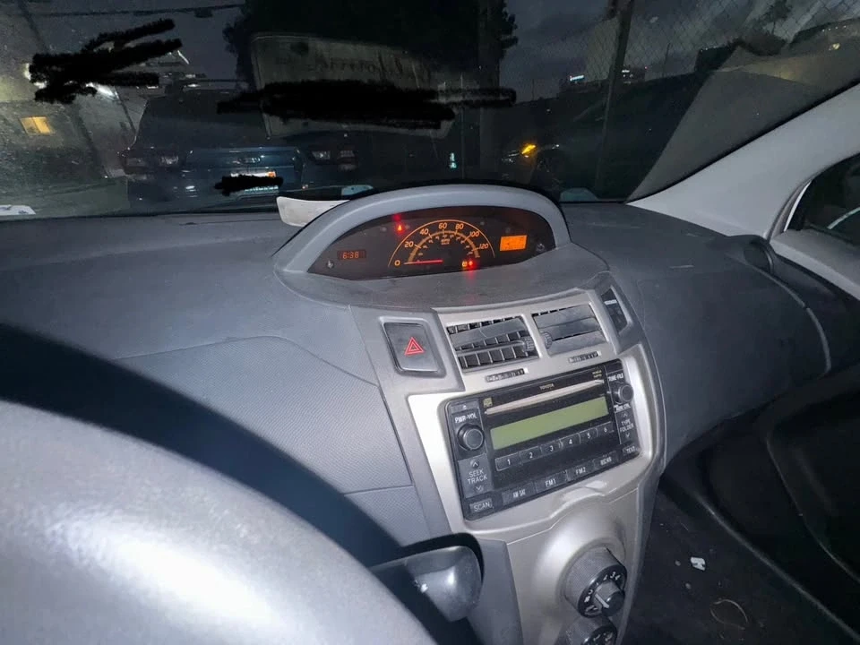 2011 Toyota Yaris - Image 9 of 11