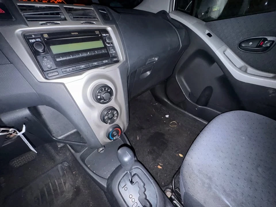 2011 Toyota Yaris - Image 10 of 11