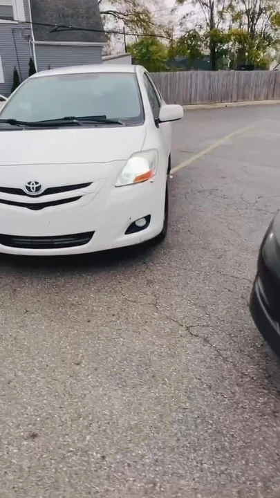 2011 Toyota Yaris - Image 2 of 2