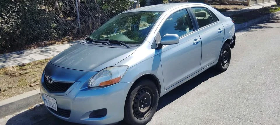 2011 Toyota Yaris - Image 2 of 12