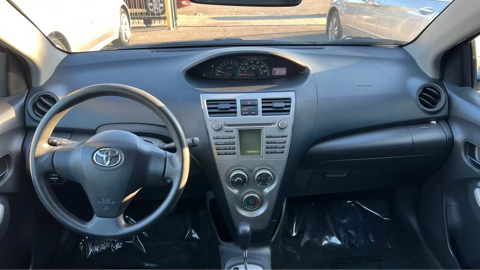 2011 Toyota Yaris - Image 9 of 20