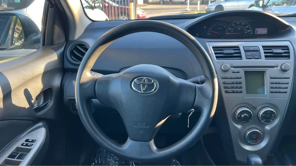 2011 Toyota Yaris - Image 10 of 20
