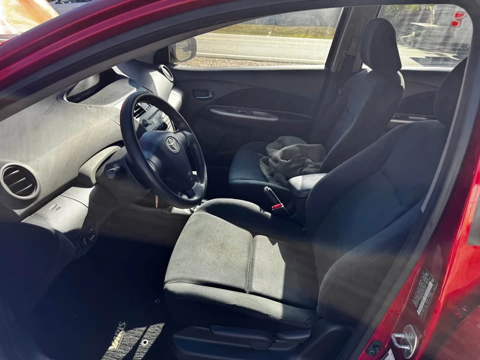2011 Toyota Yaris - Image 2 of 8