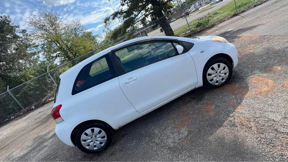 2011 Toyota Yaris - Image 2 of 10