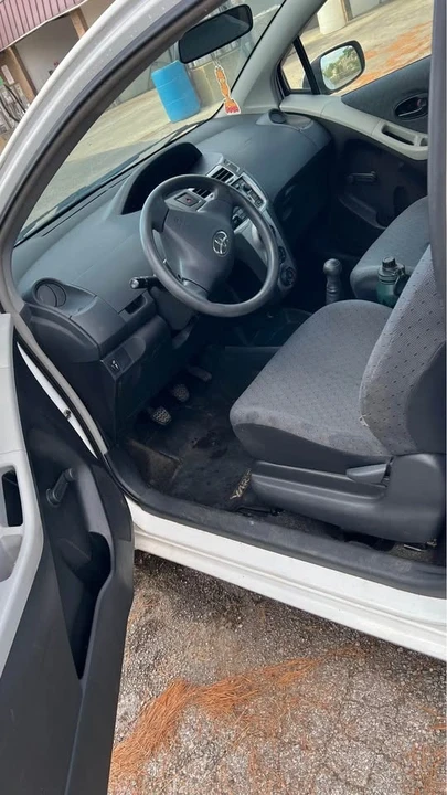 2011 Toyota Yaris - Image 6 of 10