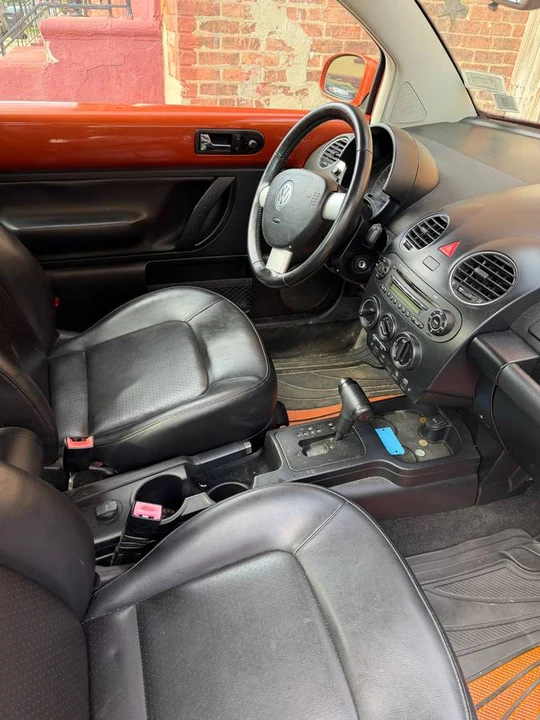2011 Volkswagen Beetle - Image 2 of 3