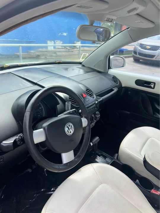 2011 Volkswagen Beetle - Image 6 of 10