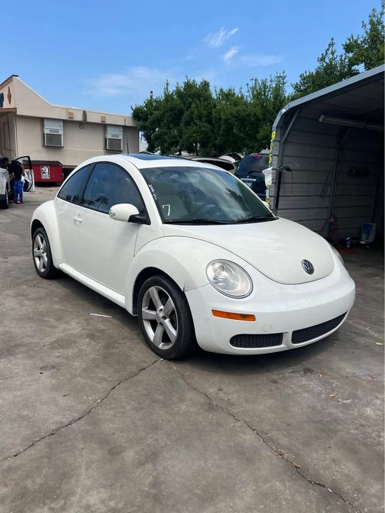 2011 Volkswagen Beetle - Image 2 of 10