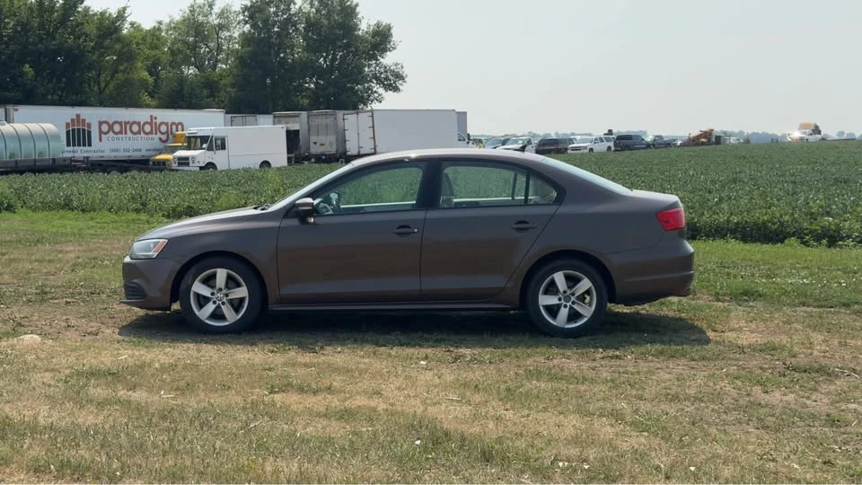 2011 Volkswagen A5 Jetta - Image 2 of 11