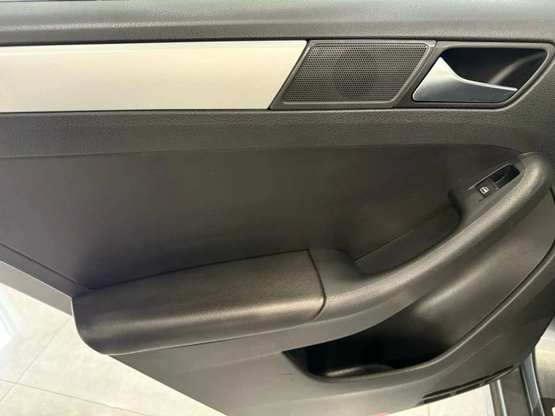 2011 Volkswagen A6 Jetta - Image 10 of 12