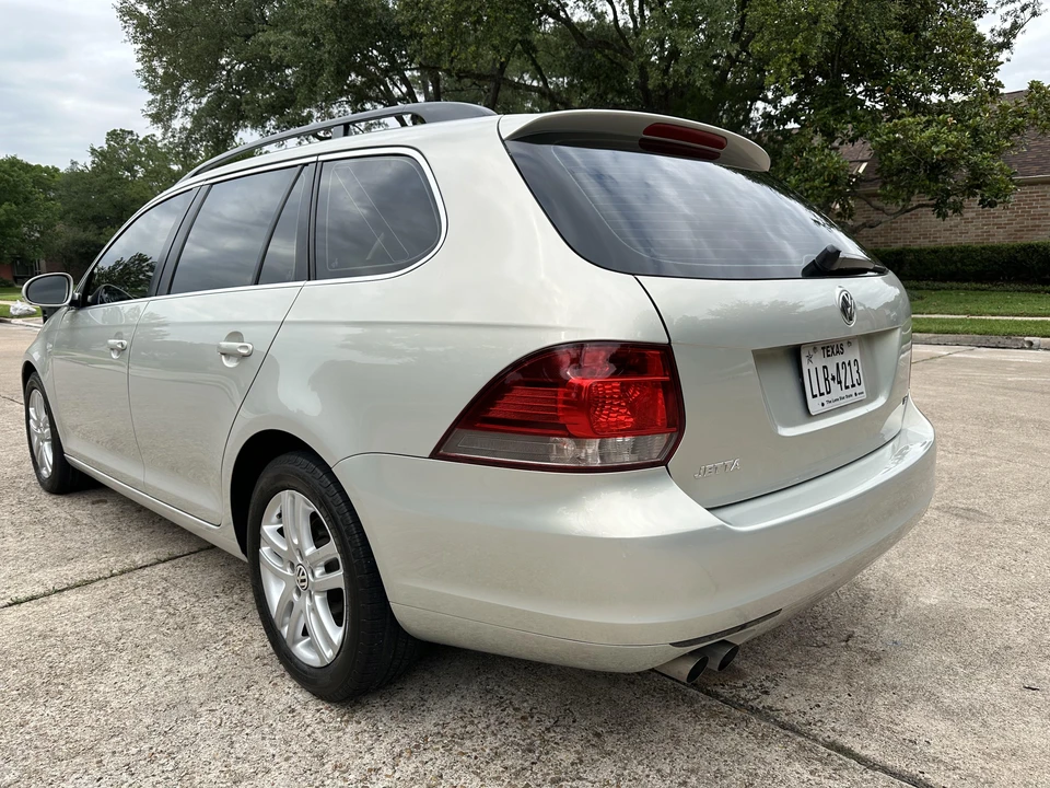 2011 Volkswagen A5 Jetta - Image 8 of 31
