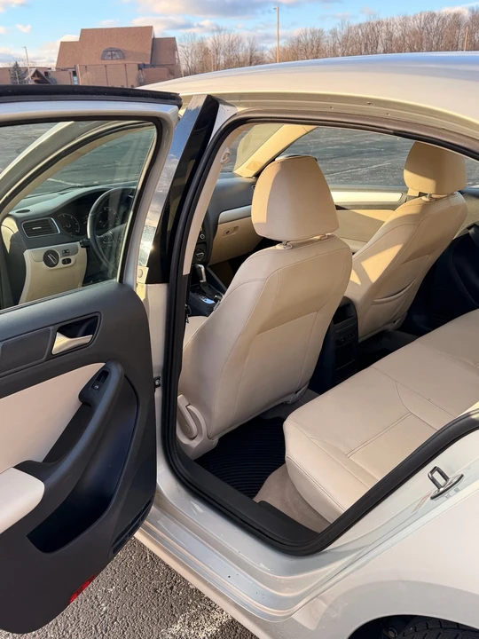 2011 Volkswagen A6 Jetta - Image 16 of 20