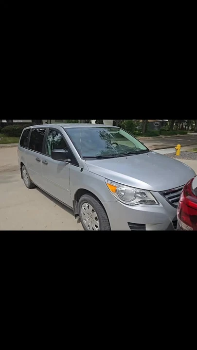 2011 Volkswagen Routan - Image 9 of 9