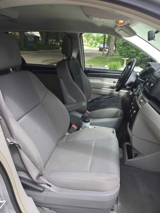 2011 Volkswagen Routan - Image 5 of 9