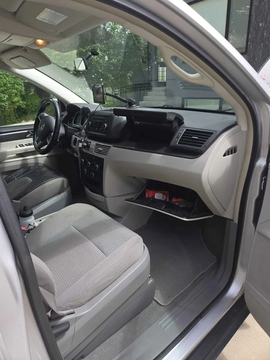 2011 Volkswagen Routan - Image 3 of 9