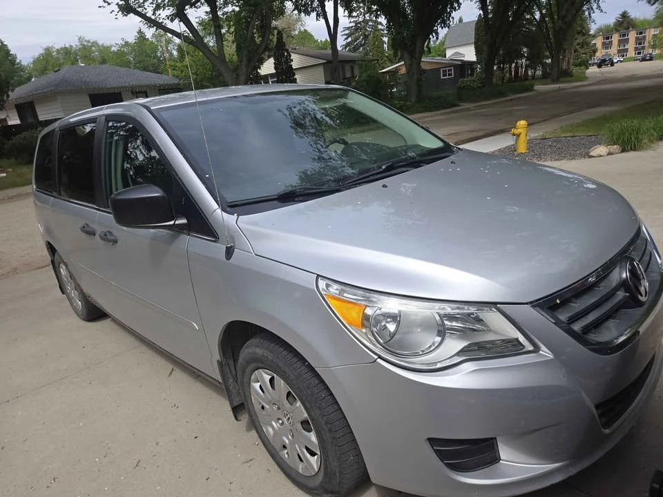 2011 Volkswagen Routan - Image 2 of 9