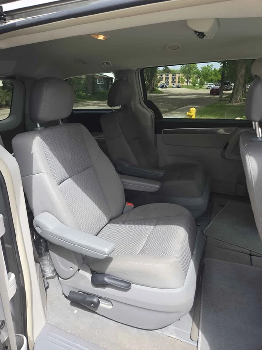 2011 Volkswagen Routan - Image 4 of 9