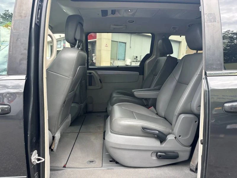 2011 Volkswagen Routan - Image 12 of 12