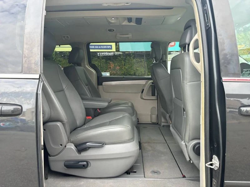 2011 Volkswagen Routan - Image 9 of 12