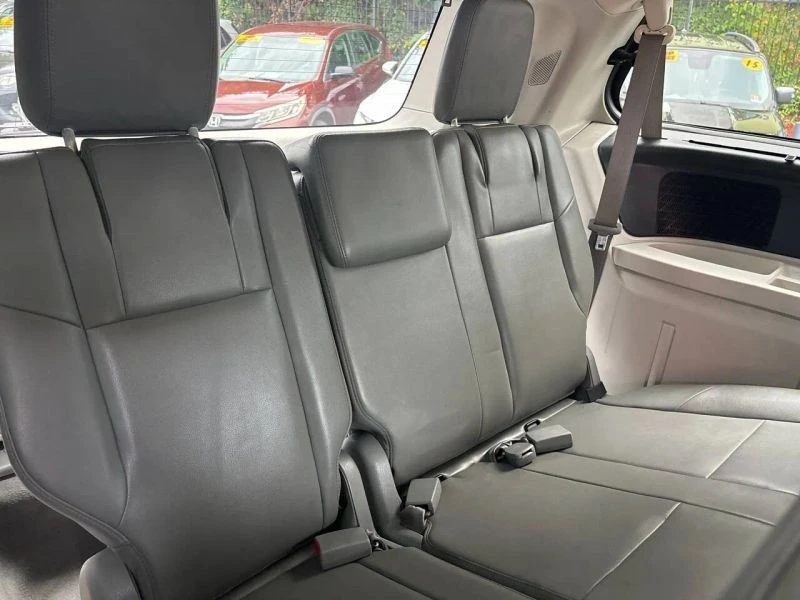 2011 Volkswagen Routan - Image 10 of 12