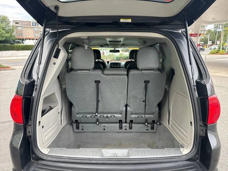 2011 Volkswagen Routan - Image 11 of 12