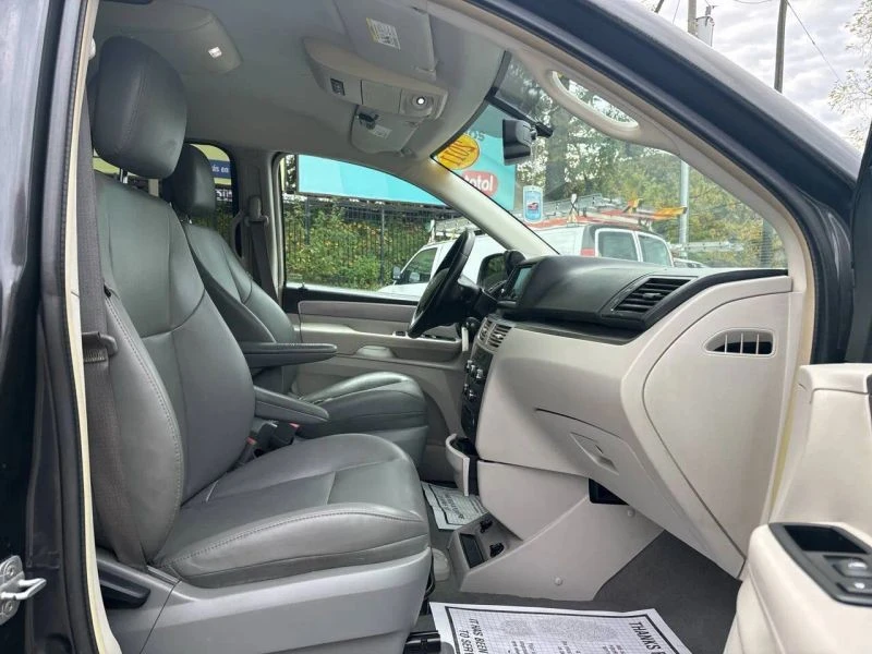 2011 Volkswagen Routan - Image 8 of 12