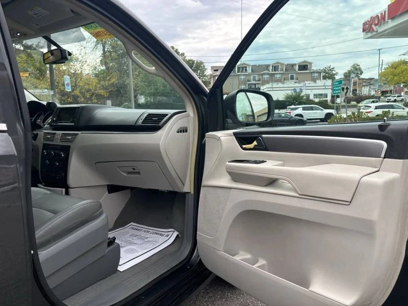 2011 Volkswagen Routan - Image 7 of 12