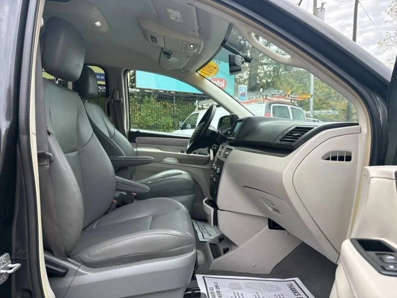 2011 Volkswagen Routan - Image 8 of 12