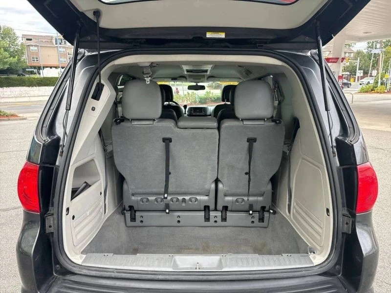 2011 Volkswagen Routan - Image 11 of 12