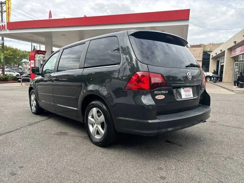 2011 Volkswagen Routan - Image 4 of 12