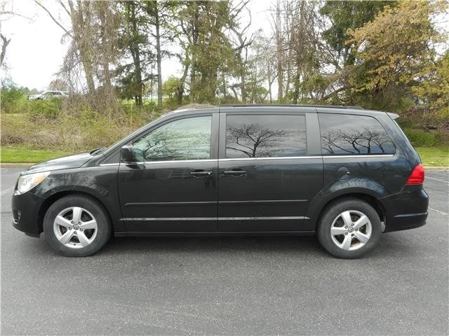 2011 Volkswagen Routan - Image 8 of 12