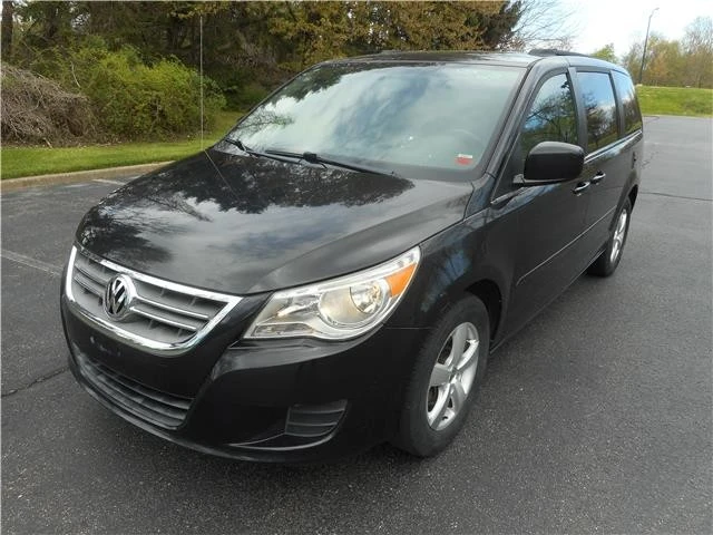 2011 Volkswagen Routan - Image 9 of 12