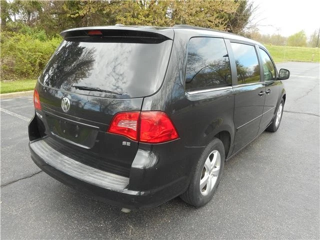 2011 Volkswagen Routan - Image 3 of 12