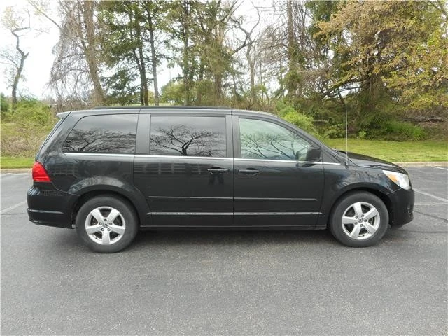 2011 Volkswagen Routan - Image 2 of 12