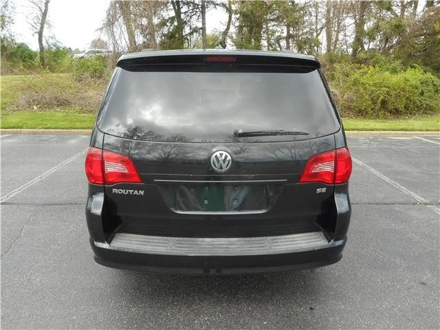 2011 Volkswagen Routan - Image 5 of 12