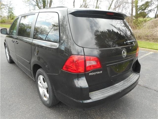 2011 Volkswagen Routan - Image 7 of 12