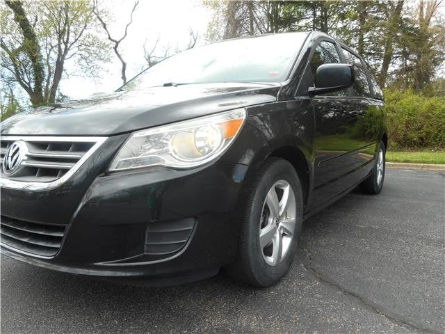 2011 Volkswagen Routan - Image 10 of 12