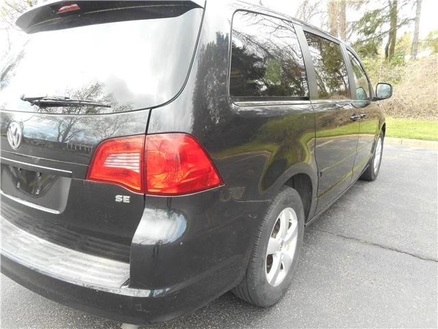 2011 Volkswagen Routan - Image 4 of 12