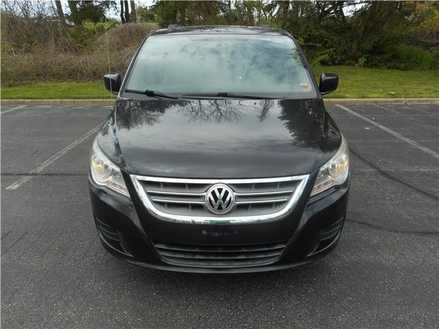 2011 Volkswagen Routan - Image 11 of 12