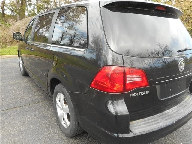 2011 Volkswagen Routan - Image 6 of 12